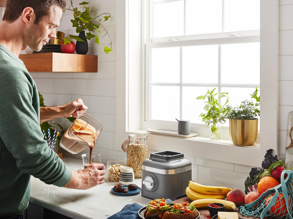 Blender-K150-medaillon-silver-man-pouring-nuts-smoothie